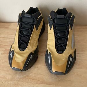 Adidas Yeezy Boost 700